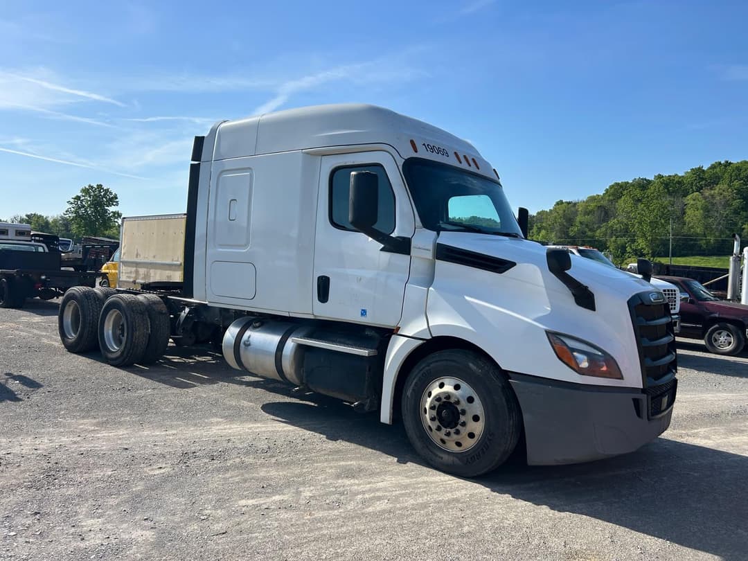 Image of Freightliner Cascadia 126 Primary image