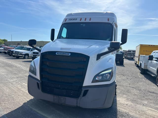 Image of Freightliner Cascadia 126 equipment image 2