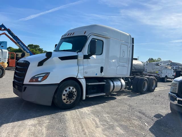 Image of Freightliner Cascadia 126 equipment image 1