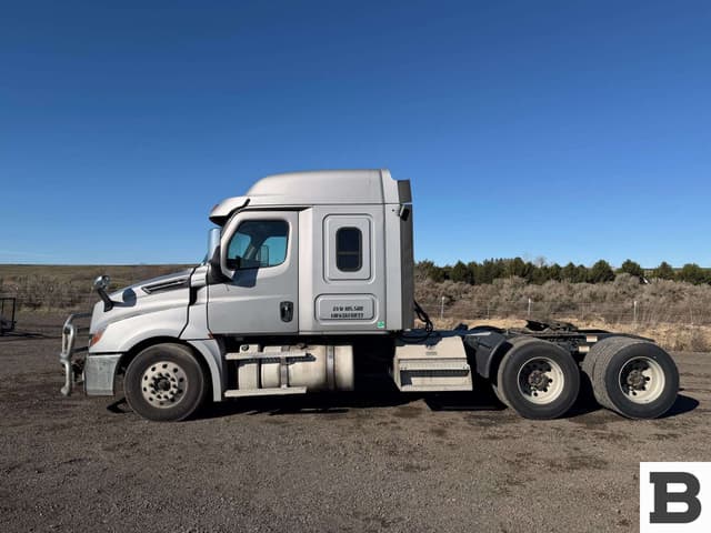 Image of Freightliner Cascadia 126 equipment image 2