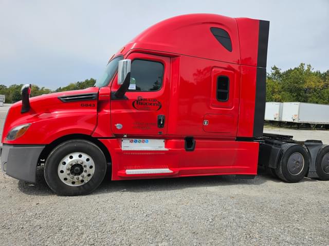 Image of Freightliner Cascadia 126 equipment image 3