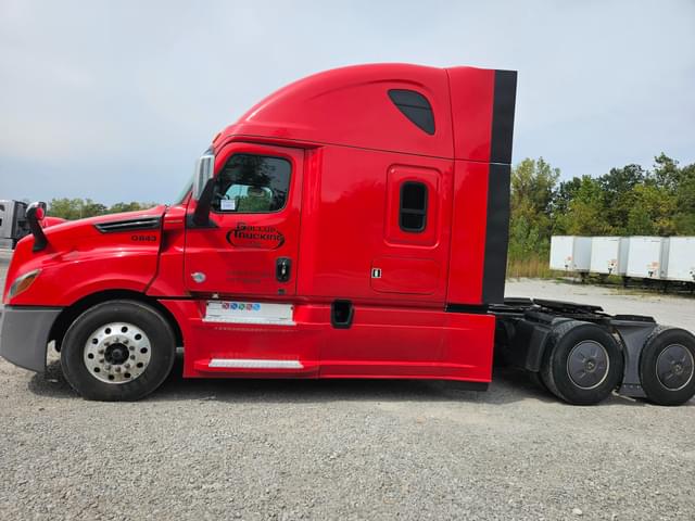 Image of Freightliner Cascadia 126 equipment image 4