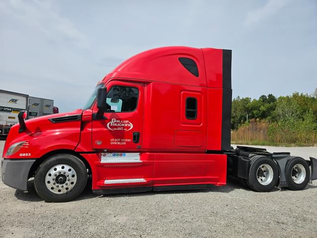 Image of Freightliner Cascadia 126 equipment image 4