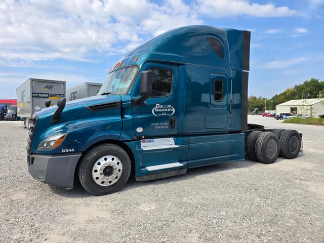 Image of Freightliner Cascadia 126 equipment image 4