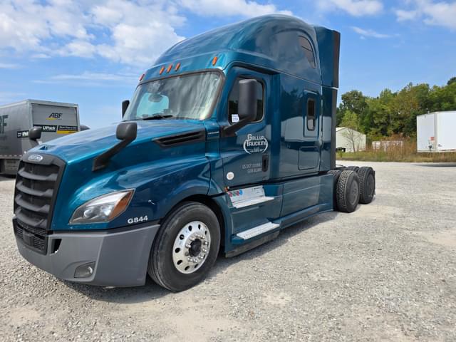 Image of Freightliner Cascadia 126 equipment image 2