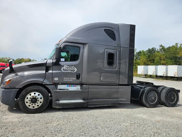 Image of Freightliner Cascadia 126 equipment image 4