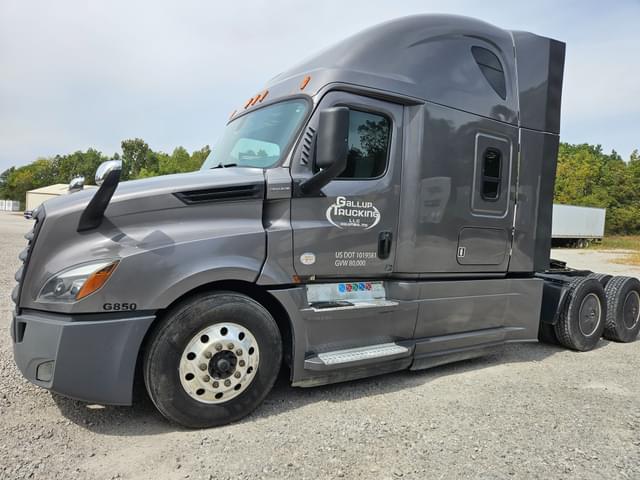 Image of Freightliner Cascadia 126 equipment image 2