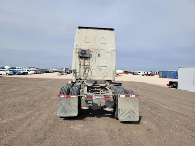 Image of Freightliner Cascadia 126 equipment image 3