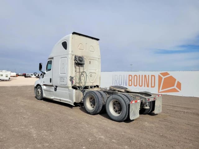 Image of Freightliner Cascadia 126 equipment image 2