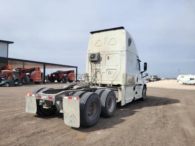 Image of Freightliner Cascadia 126 equipment image 4