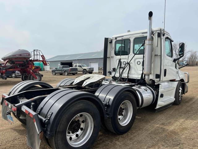 Image of Freightliner Cascadia equipment image 3