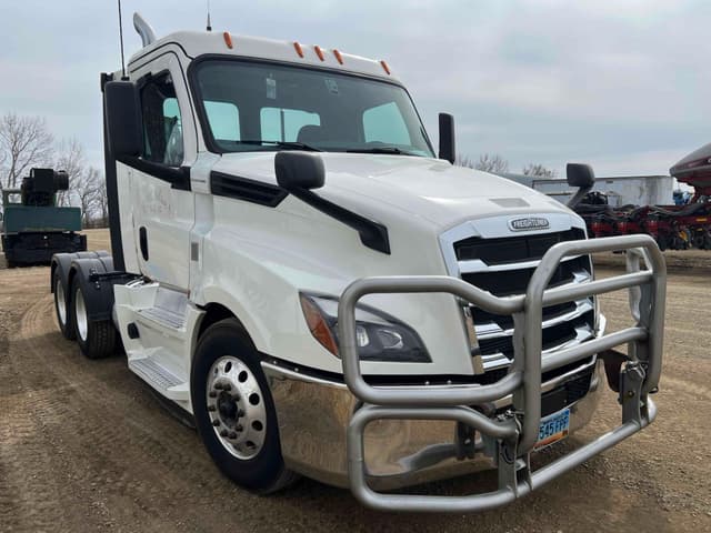 Image of Freightliner Cascadia equipment image 2
