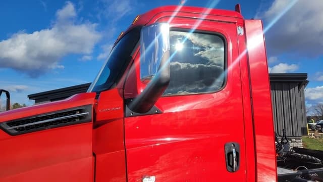 Image of Freightliner Cascadia equipment image 2