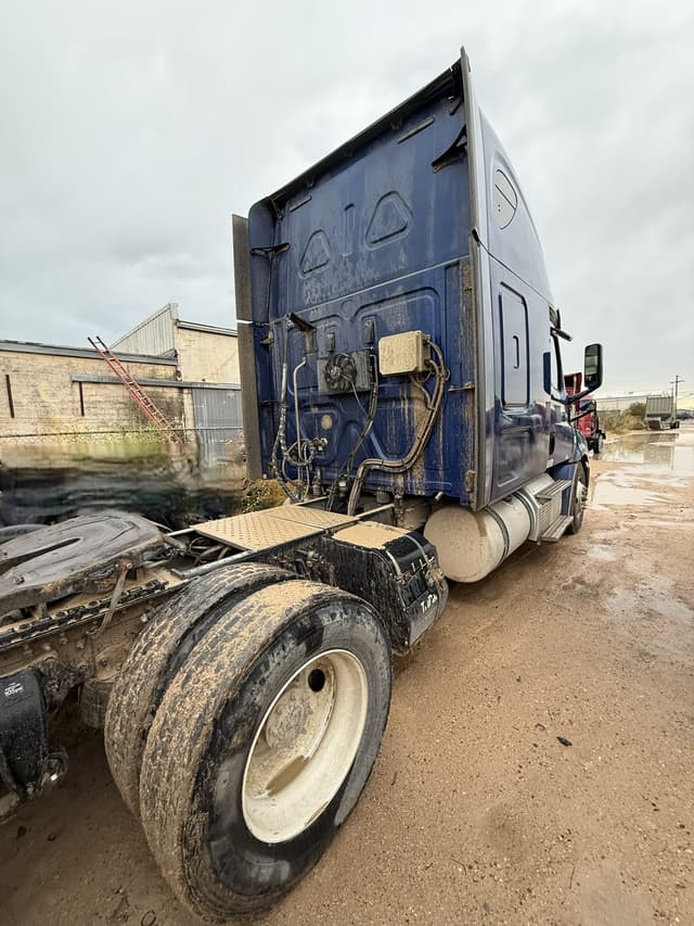 Image of Freightliner Cascadia equipment image 2