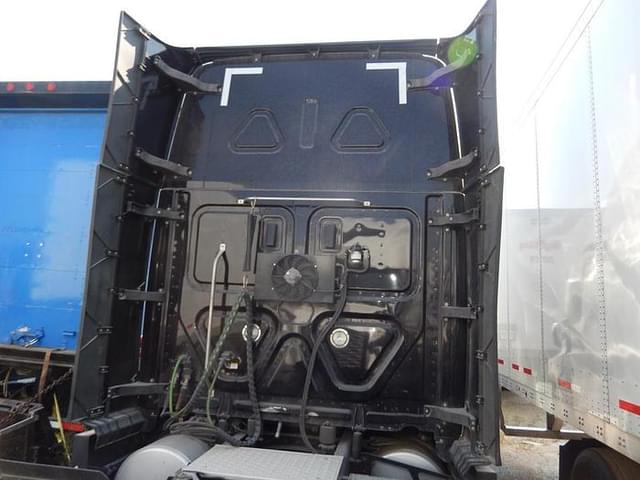 Image of Freightliner Cascadia equipment image 2