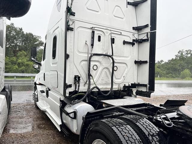 Image of Freightliner Cascadia equipment image 3