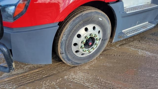 Image of Freightliner Cascadia equipment image 2