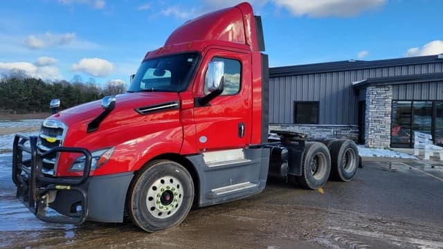 Image of Freightliner Cascadia equipment image 1