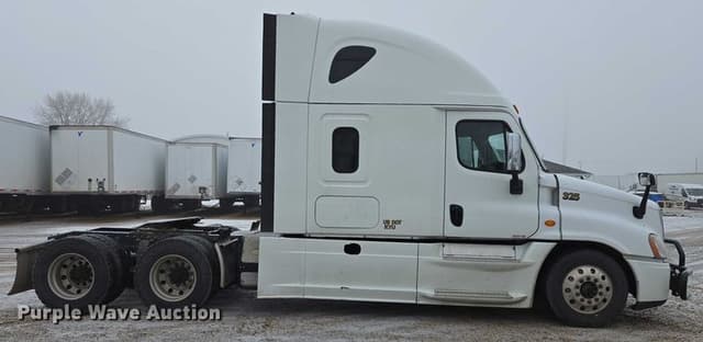 Image of Freightliner Cascadia equipment image 3