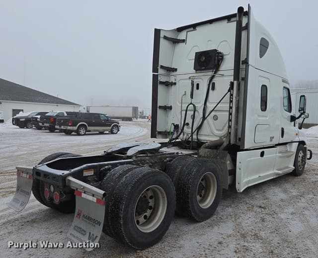 Image of Freightliner Cascadia equipment image 4