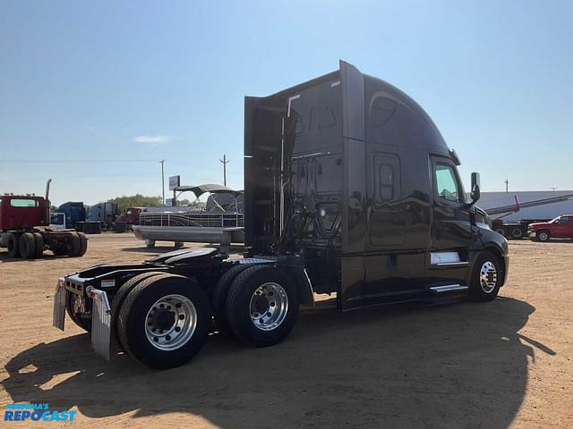 Image of Freightliner Cascadia equipment image 2