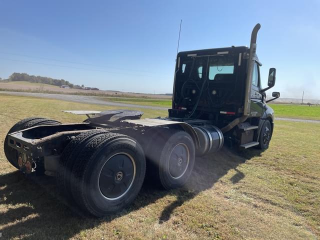 Image of Freightliner Cascadia equipment image 4