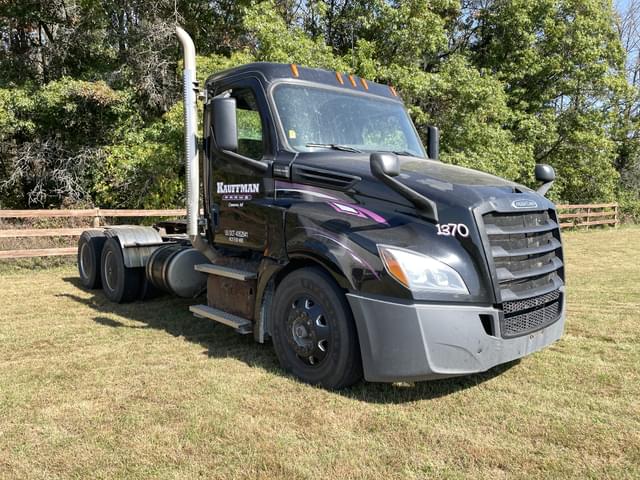 Image of Freightliner Cascadia equipment image 2