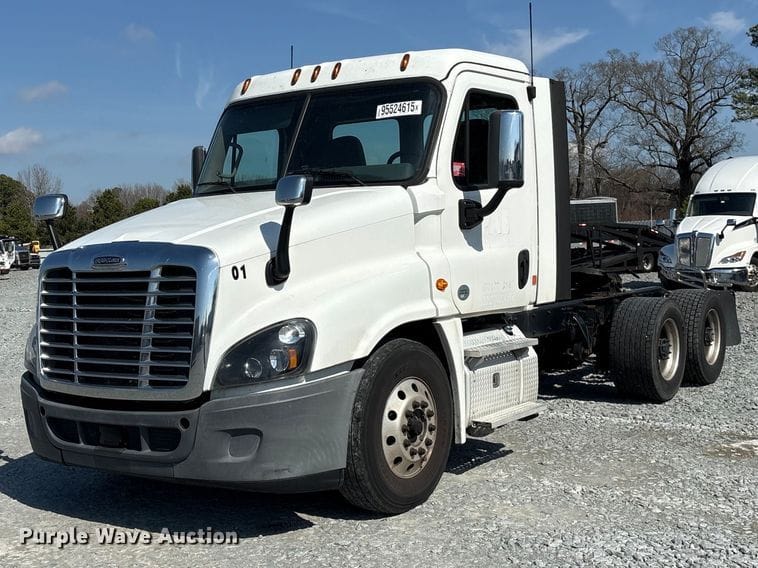 2019 Freightliner Cascadia Equipment Image0
