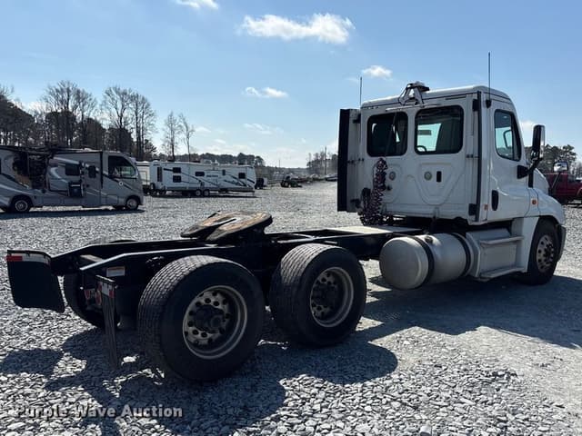 Image of Freightliner Cascadia equipment image 4