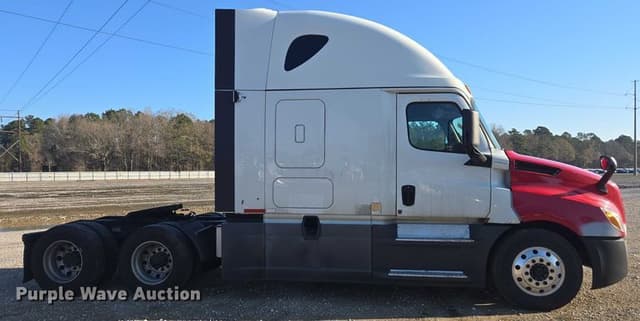 Image of Freightliner Cascadia equipment image 3