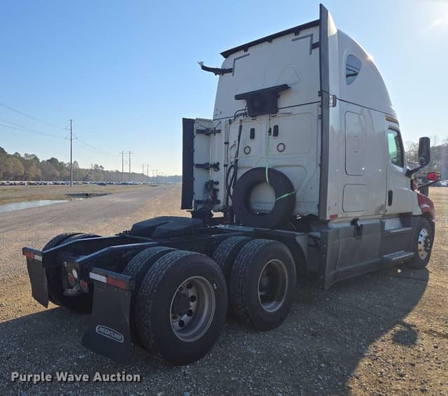 Image of Freightliner Cascadia equipment image 4