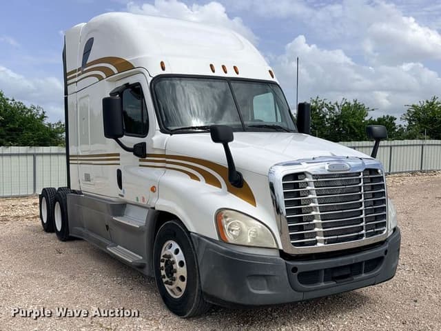 Image of Freightliner Cascadia equipment image 2