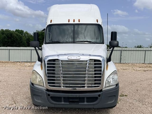 Image of Freightliner Cascadia equipment image 1