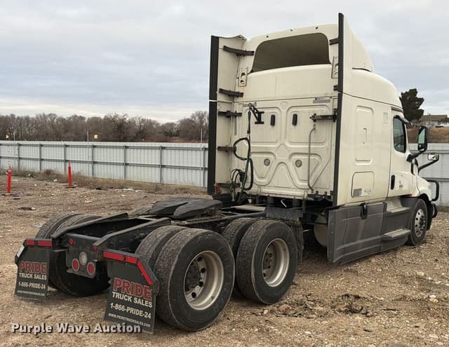 Image of Freightliner Cascadia equipment image 4