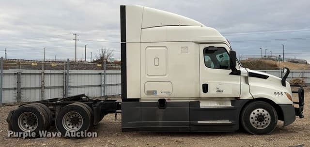 Image of Freightliner Cascadia equipment image 3