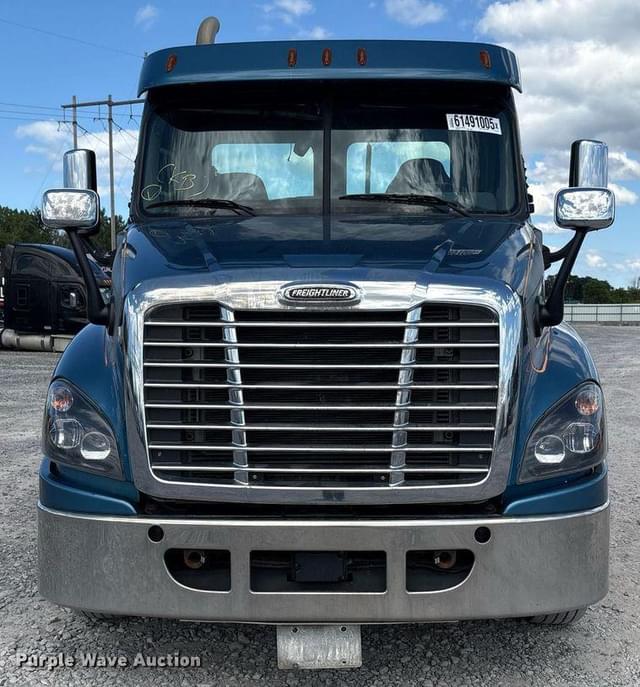 Image of Freightliner Cascadia equipment image 1