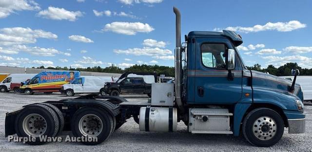 Image of Freightliner Cascadia equipment image 3