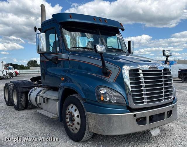 Image of Freightliner Cascadia equipment image 2