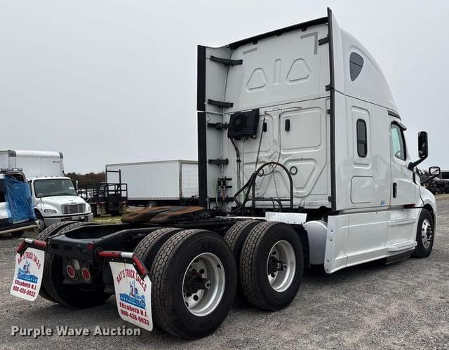 Image of Freightliner Cascadia equipment image 4