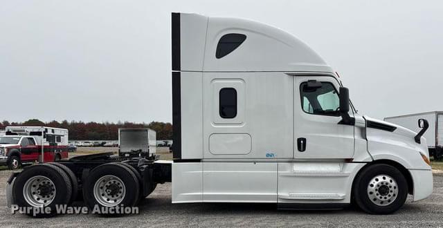 Image of Freightliner Cascadia equipment image 3