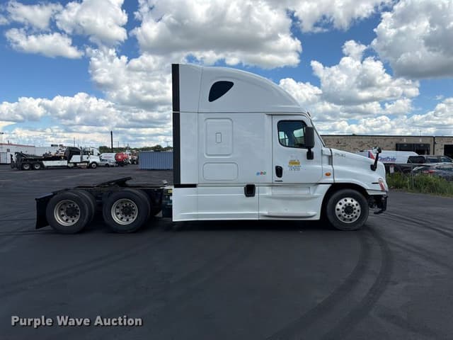 Image of Freightliner Cascadia equipment image 3
