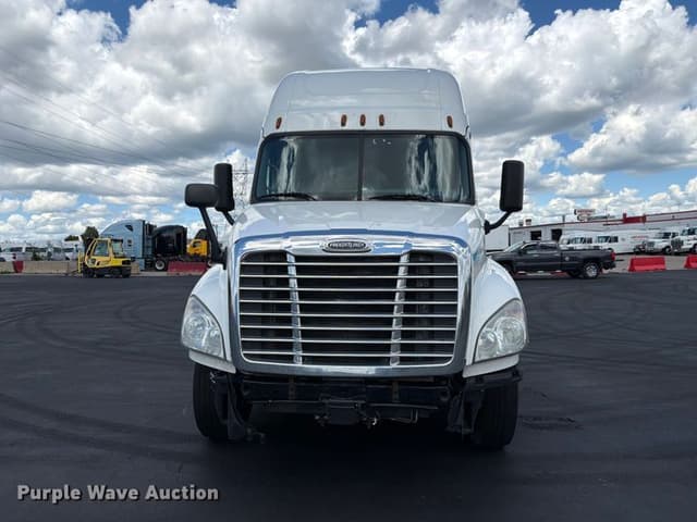 Image of Freightliner Cascadia equipment image 1