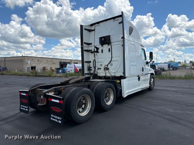 Image of Freightliner Cascadia equipment image 4