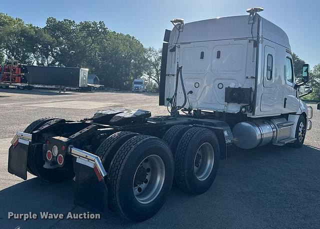 Image of Freightliner Cascadia equipment image 4