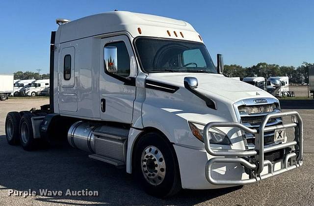 Image of Freightliner Cascadia equipment image 2