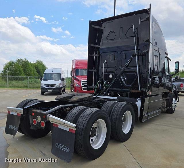 Image of Freightliner Cascadia equipment image 4