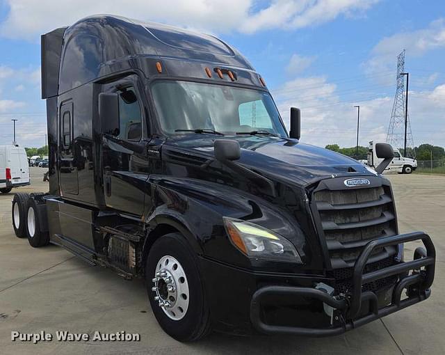 Image of Freightliner Cascadia equipment image 2