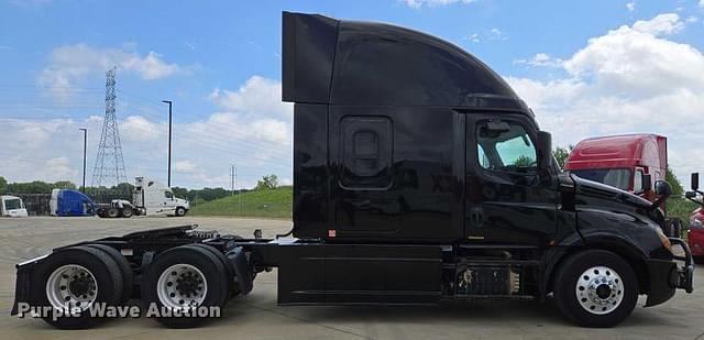 Image of Freightliner Cascadia equipment image 3