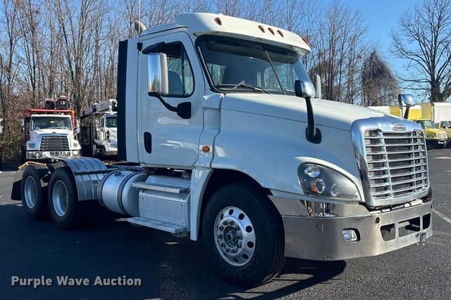 Image of Freightliner Cascadia equipment image 2