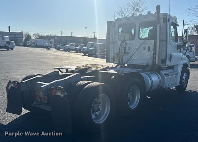 Image of Freightliner Cascadia equipment image 4